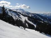 Vue sur les pistes de Blackcomb Mountain jusqu'à Whistler Mountain
