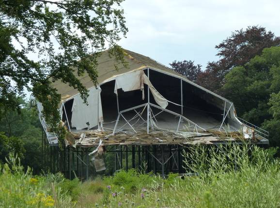 L'ancienne halle de ski a été partiellement démolie.