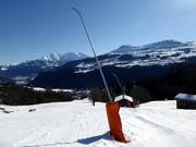 Canons à neige sur la descente vers la vallée à destination de Waltensburg