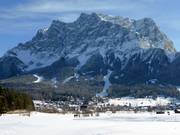 Ehrwald avec massif du Zugspitze et domaine skiable