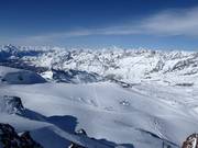 Vue depuis le Klein Matterhorn sur les pistes de glacier et Breuil-Cervinia