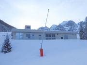 Installation d’enneigement avec lance au bord de la piste