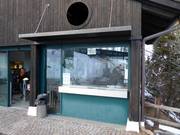 Zone de caisse soignée à la station supérieure du téléphérique