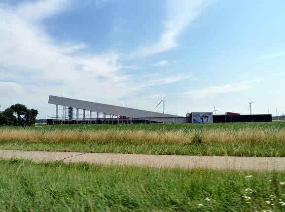 Vue sur la halle de ski SnowWorld Terneuzen