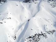 Le versant arrière de la Tête de Bellard présente un risque d’avalanche extrêmement élevé et ne doit être emprunté qu’avec un guide local expérimenté !