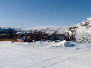 Les canons à neige attendent leur prochaine utilisation.