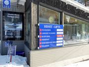 Panneaux d'information avec les horaires d'ouverture des remontées mécaniques