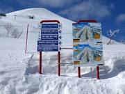 Signalisation des pistes avec plan des pistes dans le domaine skiable de Niseko