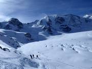Descente du glacier de Morteratsch avec vue sur le Piz Palü (3900 m)