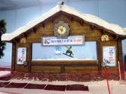 Kiosque à la station supérieure dans le hall de ski