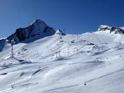 Vue depuis le Kristallbahn sur les pistes de glacier et le snowpark du Kitzsteinhorn