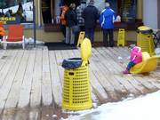 Poubelle près du restaurant