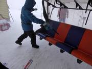 En cas de chute de neige, la neige est soufflée du siège.