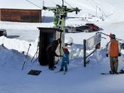 Aux téléskis, l’arceau est toujours remis à la main.