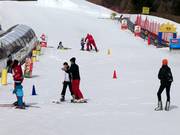 Tapis roulants de l'école de ski à la station de vallée