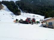 Les canons à neige attendent leur prochaine utilisation.