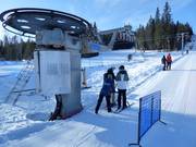 Le personnel sympathique tend la barre