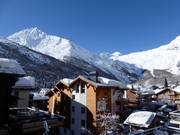 Vue depuis l'hôtel à Saas-Fee sur les montagnes