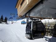 Geils-Hahnenmoos - Téléphérique monocâble composé de sièges à 6 places et de cabines à 8 places