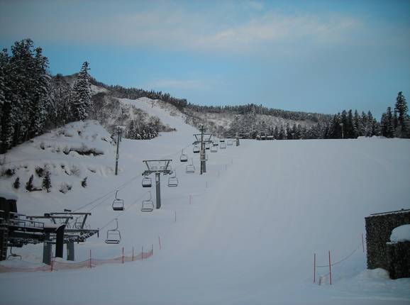 Vue sur la piste dans le domaine skiable Naspa Ski Garden