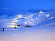 Vue sur le domaine skiable de Bláfjöll lors du ski nocturne
