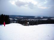 Depuis la station supérieure, la vue s'étend loin sur la vallée de la Sieg.