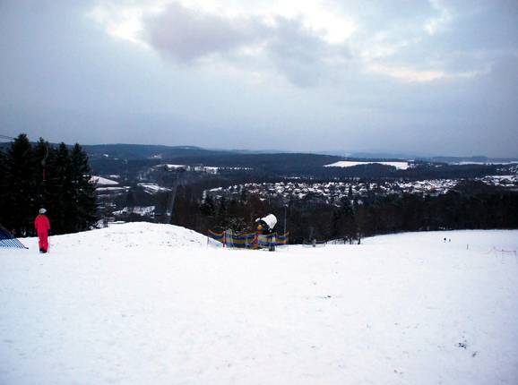 Depuis la station supérieure, la vue s'étend loin sur la vallée de la Sieg.