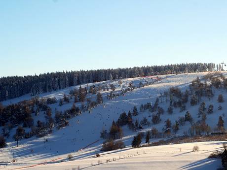 Domaines skiables pour skieurs confirmés et freeriders Massif schisteux rhénan – Skieurs confirmés, freeriders Willingen – Ettelsberg