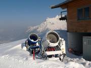 Canons à neige sur la montagne