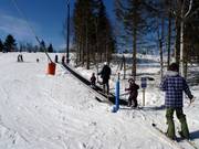 Les petits s'amusent beaucoup sur le tapis roulant.