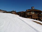 Chalets le long de la piste