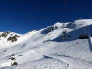 Pentes de poudreuse non sécurisées au télésiège Sattele