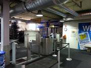 L'entrée dans le hall de ski