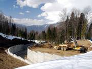 Les travaux de construction creusent de profondes cicatrices dans les pentes de la montagne.