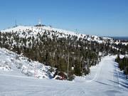 Vue depuis Masto vers le sommet de 492 m