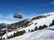 Vue depuis le télésiège 8 places Hochzeiger 2.5 en direction de la station intermédiaire et du Sechszeiger