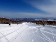 Des pistes larges et faciles à Hanazono