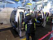 Le personnel aide à charger les skis dans la télécabine.