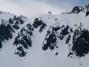 Les couloirs raides sont appréciés des experts.