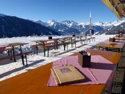 Après-ski convivial sur la terrasse ensoleillée