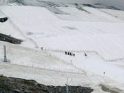 En été, le glacier est recouvert à certains endroits.