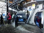 Le personnel est présent lors de l’embarquement.