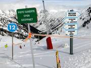 Panneaux de signalisation et état d'ouverture de la piste