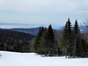 La vue s'étend jusqu'au fleuve Saint-Laurent.