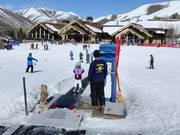 Il y a toujours du personnel présent au tapis roulant.