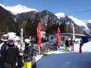 Terrasse ensoleillée au bar à parapluie