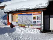 Grand panneau d'information à la station de vallée