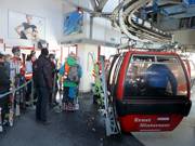 Le personnel est présent à l’embarquement et aide si nécessaire.