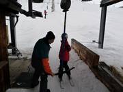 Le personnel aide à l’embarquement.