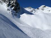 Pentes de poudreuse après le tunnel de ski